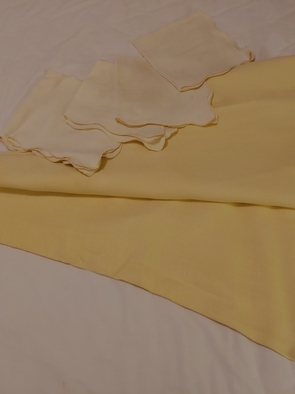 68" Round vintage LINEN Table Cloth with 5 Napkins